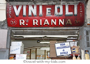 travel-naples-with-kids-store-vintage